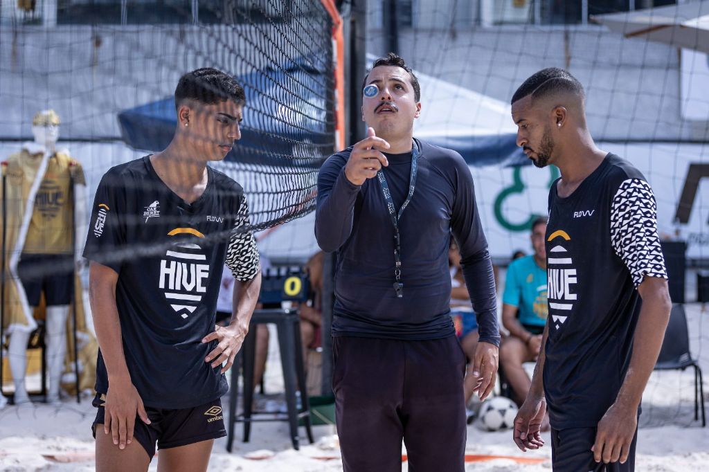 Arbitragem profissional — árbitro com dois atletas