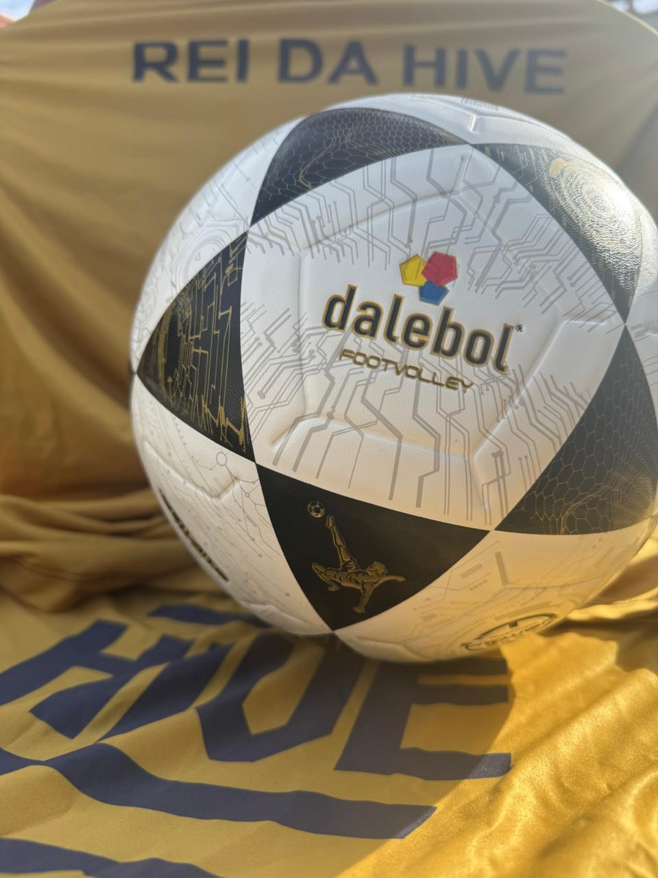 Campeões da 2ª Edição com manto e cetros reais