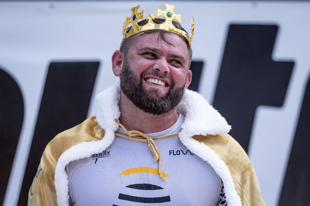 Campeão sorrindo com coroa dourada
