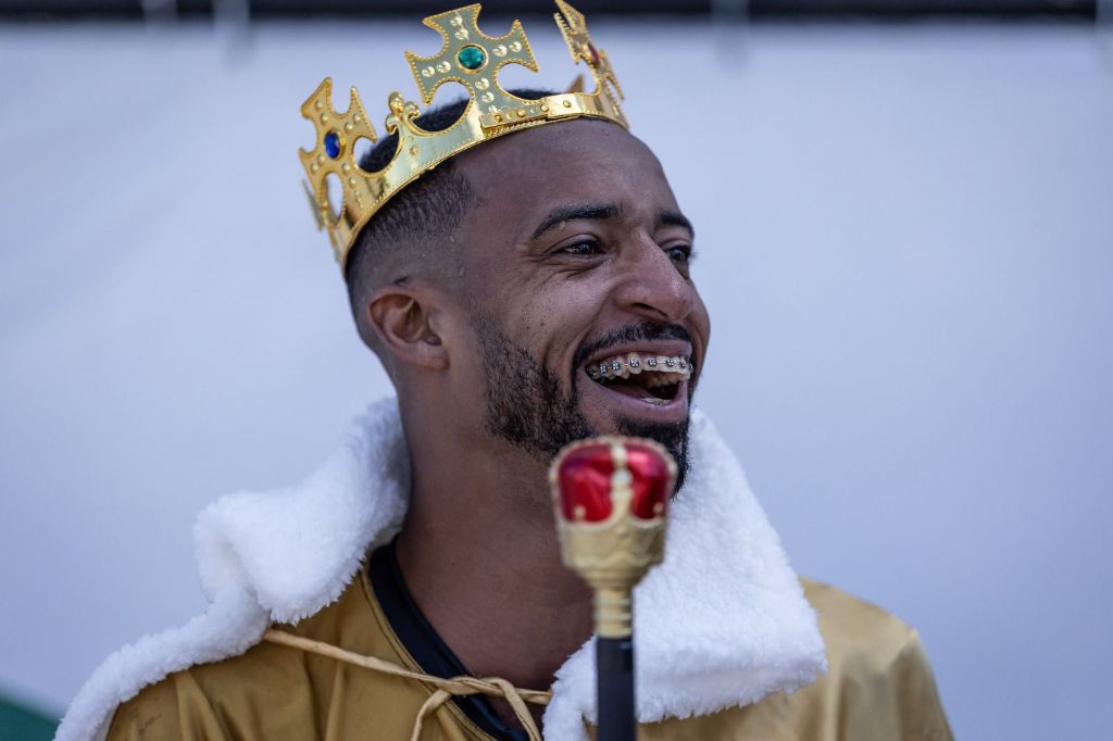 Campeão sorrindo com coroa após vitória