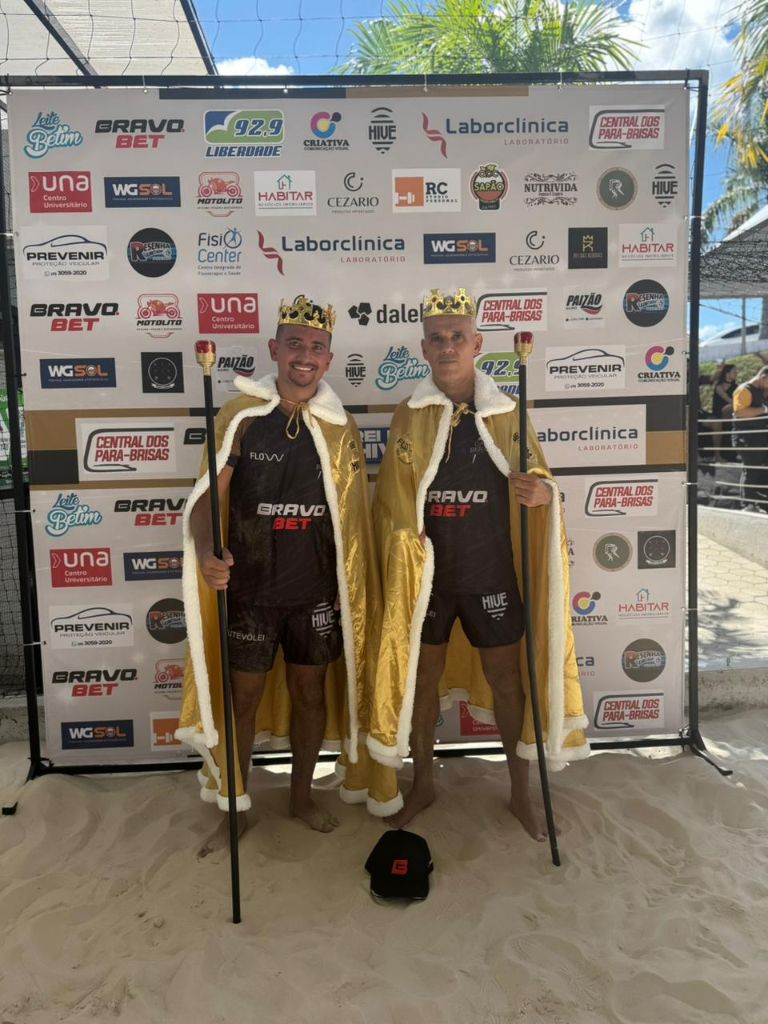 Campeões da 2ª Edição com manto e cetros reais