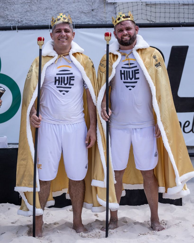 Dupla de campeões com mantos e cetros reais