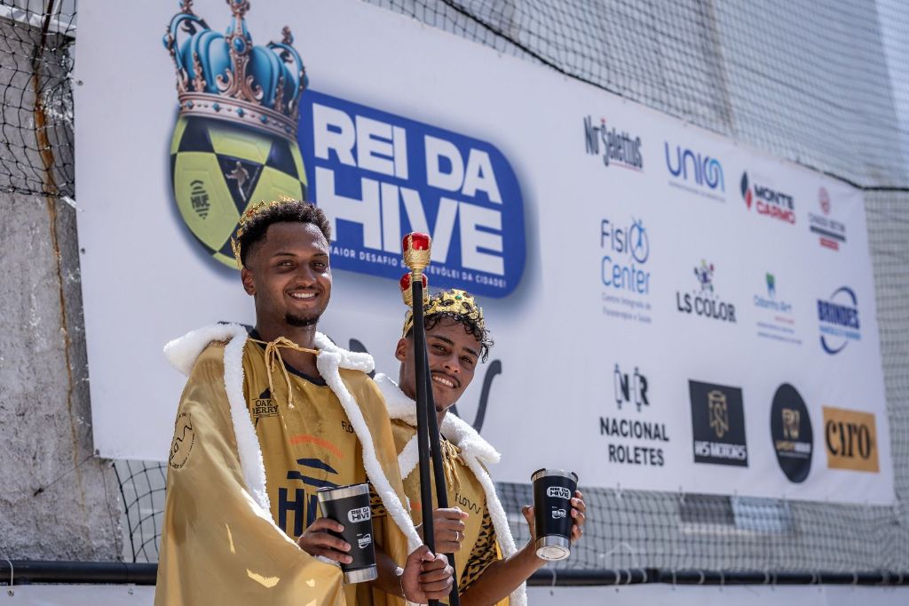 Dois campeões com cetros posando para foto