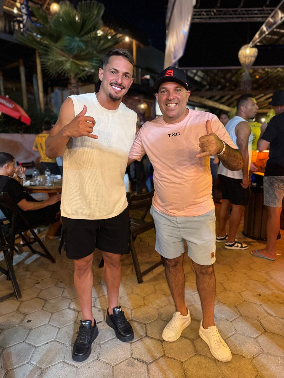 Campeões da 2ª Edição com manto e cetros reais
