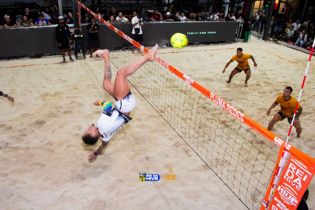 Atletas em ação no futevôlei — Rei da Hive